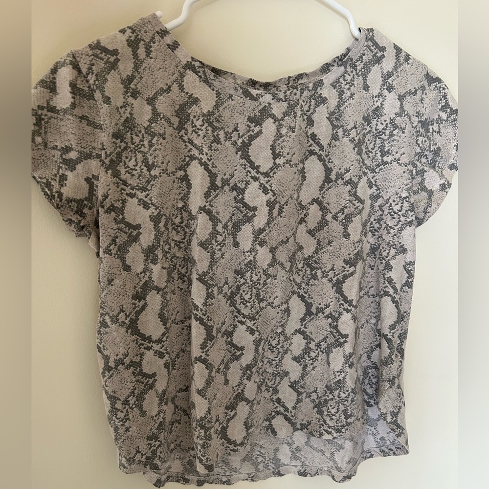 HM Women’s basic patterned blouse, size small.